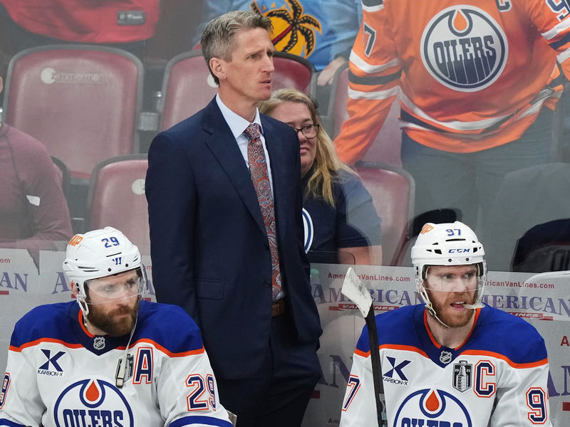 Oilers-Coach Kris Knoblauch und seine Stars Leon Draisaitl (r) und Connor McDavid haben die dritte Final-Partie bei den Florida Panthers verloren. - Foto: Nathan Denette/The Canadian Press/AP/dpa