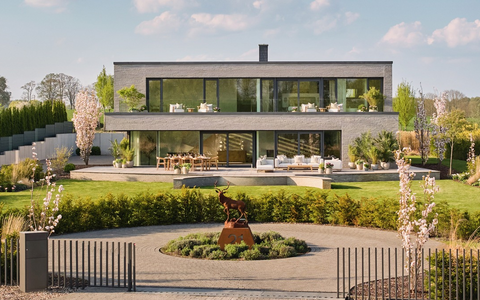 Die neue Soziallotterie Omaze startet mit einer spektakulären Bauhaus-Villa im Wert von 2,5 Millionen Euro und SOS-Kinderdörfer weltweit als erste Partnerorganisation in Deutschland - Foto: presseportal.de