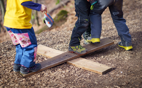 Im gemeinsamen Spiel mit anderen lernen Kinder, Regeln einzuhalten, Kompromisse auszuhandeln und Konflikte zu lösen.  - Foto: Frank Rumpenhorst/dpa
