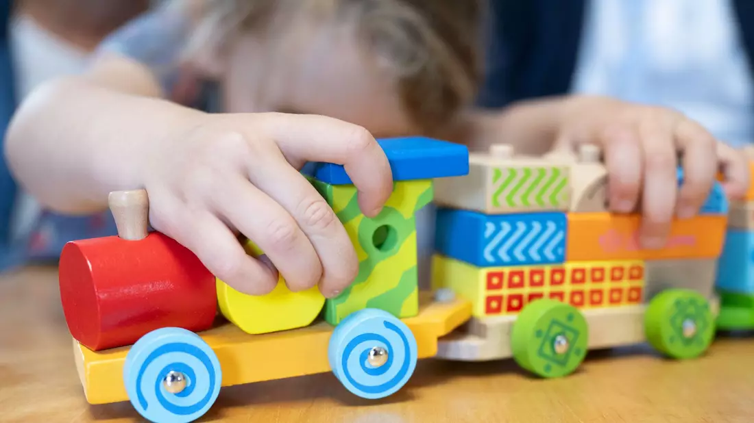 Zum Spielen brauchen Kinder nicht zwingend Spielzeuge. Diese können aber wichtige Funktionen erfüllen.  - Bild: Sebastian Kahnert/dpa