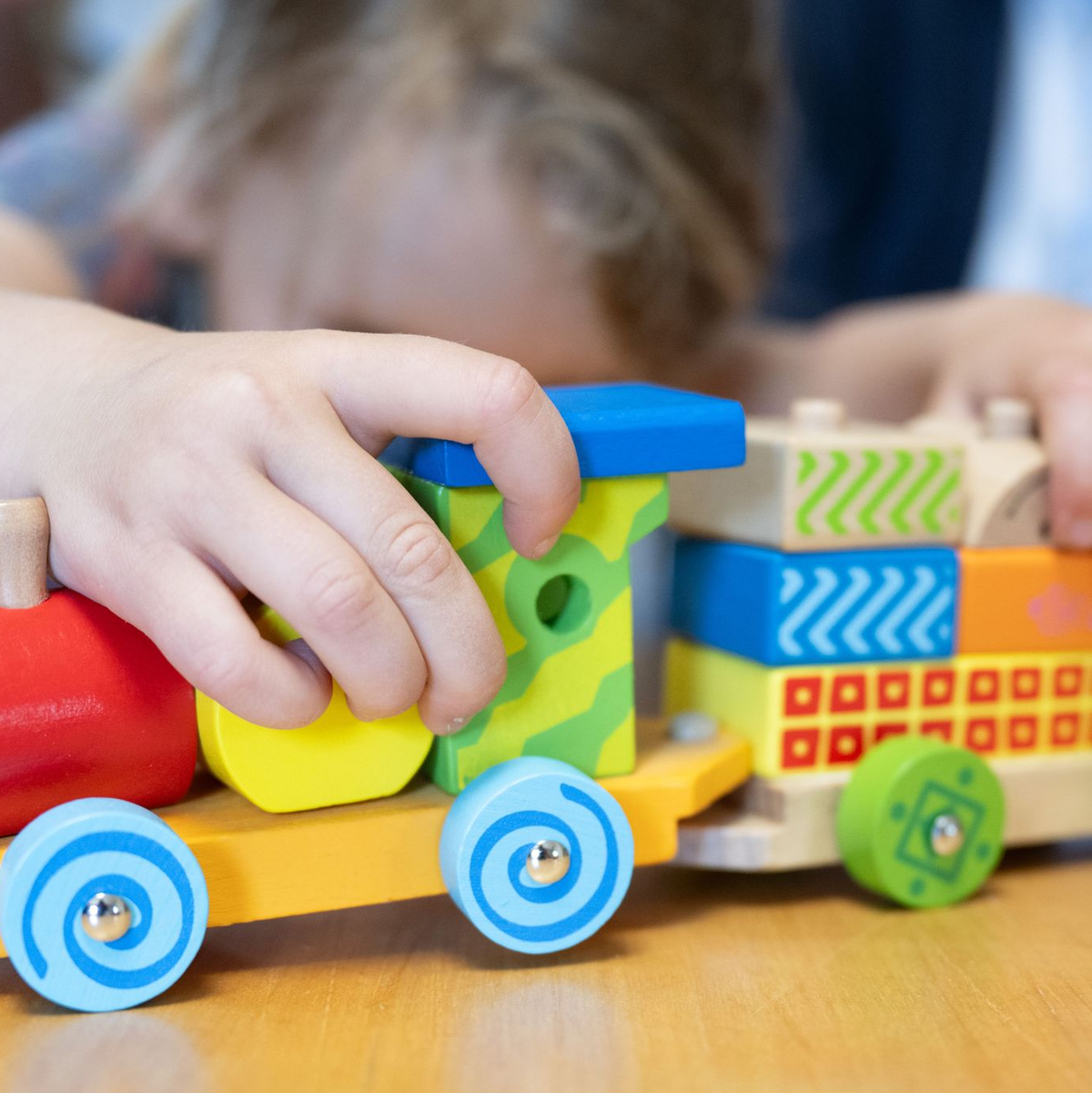 Zum Spielen brauchen Kinder nicht zwingend Spielzeuge. Diese können aber wichtige Funktionen erfüllen.  - Foto: Sebastian Kahnert/dpa
