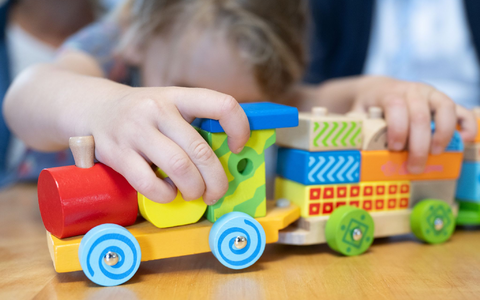 Zum Spielen brauchen Kinder nicht zwingend Spielzeuge. Diese können aber wichtige Funktionen erfüllen.  - Foto: Sebastian Kahnert/dpa