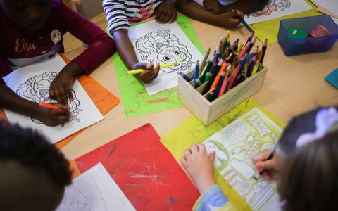 Kreative Aktivitäten für Kinder finden laut einer Umfrage fast alle Deutschen wichtig - gerade digitale Medien sehen viele aber als Hindernis. (Symbolbild) - Foto: Christian Charisius/dpa Kreative Aktivitäten für Kinder finden laut einer Umfrage fast alle Deutschen wichtig - gerade digitale Medien sehen viele aber als Hindernis. (Symbolbild) - Foto: Christian Charisius/dpa