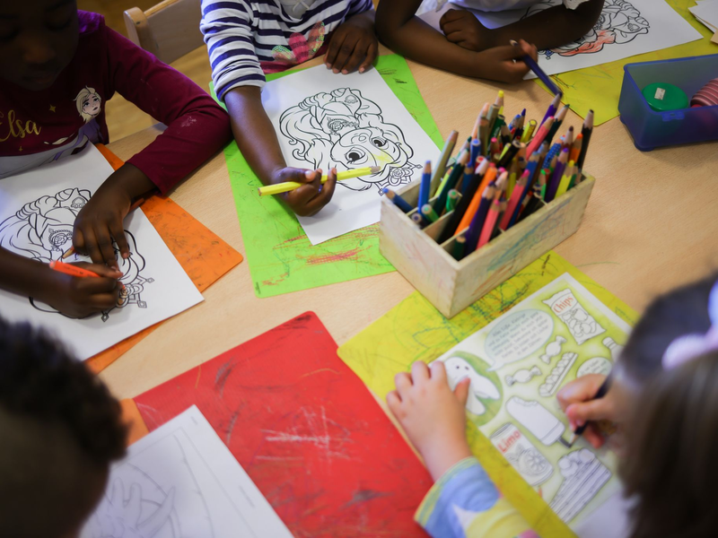 Kreative Aktivitäten für Kinder finden laut einer Umfrage fast alle Deutschen wichtig - gerade digitale Medien sehen viele aber als Hindernis. (Symbolbild) - Foto: Christian Charisius/dpa