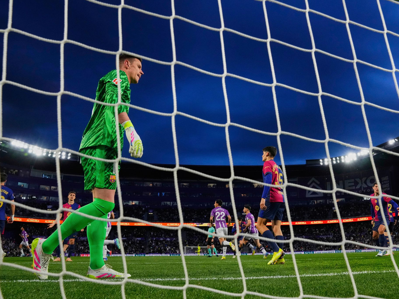 Ein Ex-Nationalspieler rät Torwart Marc-André ter Stegen zum Weggang aus Barcelona.  - Foto: Manu Fernandez/AP/dpa