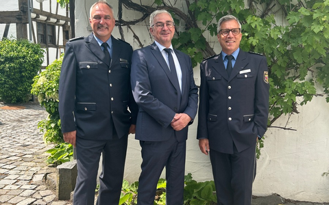 POL-PPKO: Amtswechsel bei der PI Adenau - PHK Oliver Reichert übernimmt die Leitung von EPHK Heiko Schmitz - Foto: presseportal.de POL-PPKO: Amtswechsel bei der PI Adenau - PHK Oliver Reichert übernimmt die Leitung von EPHK Heiko Schmitz - Foto: presseportal.de