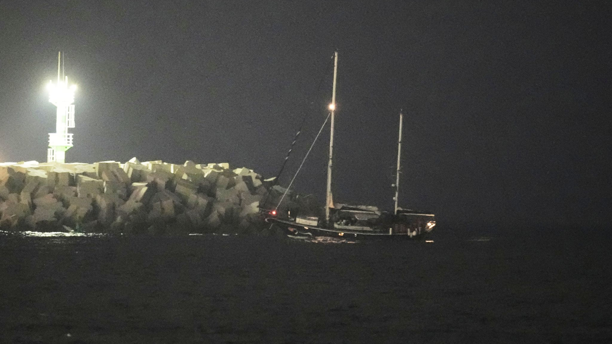 Das Gaza-Solidaritätsschiff am Montag bei der Ankunft im Hafen von Aschdod.  - Foto: Leo Correa/AP/dpa