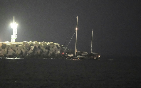 Das Gaza-Solidaritätsschiff am Montag bei der Ankunft im Hafen von Aschdod.  - Foto: Leo Correa/AP/dpa