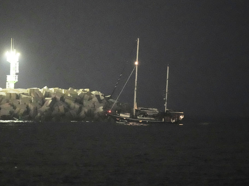 Das Gaza-Solidaritätsschiff am Montag bei der Ankunft im Hafen von Aschdod.  - Foto: Leo Correa/AP/dpa