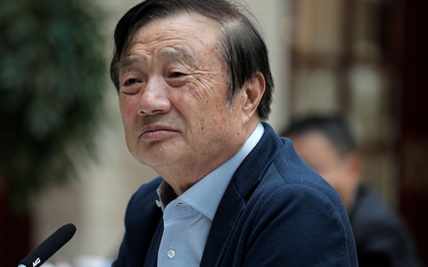 Huawei liegt laut GrĂĽnder Ren Zhengfei bei Chips noch eine Generation hinter den USA zurĂĽck. (Archivbild). - Foto: Vincent Yu/AP/dpa Huawei liegt laut GrĂĽnder Ren Zhengfei bei Chips noch eine Generation hinter den USA zurĂĽck. (Archivbild). - Foto: Vincent Yu/AP/dpa