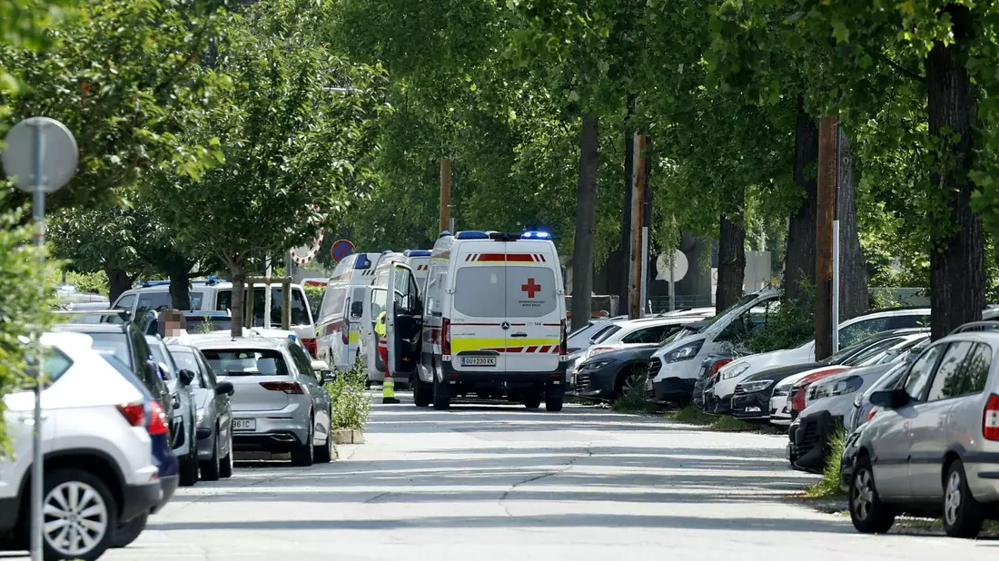Einsatzkräfte sind vor Ort.  - Bild: Erwin Scheriau/APA/dpa