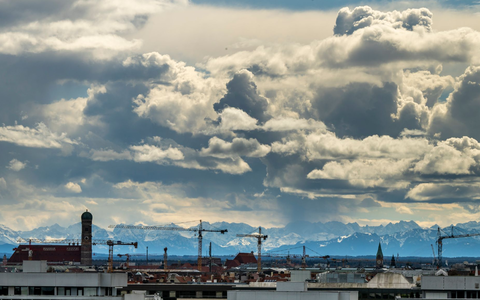Einem Städteranking zufolge sind München und sein Umland der wirtschaftsstärkste Ballungsraum Deutschlands. Doch der Vorsprung vor Berlin ist nicht mehr groß. (Symbolbild) - Foto: Peter Kneffel/dpa