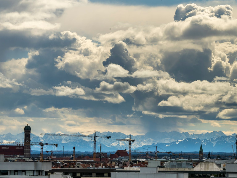 Einem Städteranking zufolge sind München und sein Umland der wirtschaftsstärkste Ballungsraum Deutschlands. Doch der Vorsprung vor Berlin ist nicht mehr groß. (Symbolbild) - Foto: Peter Kneffel/dpa