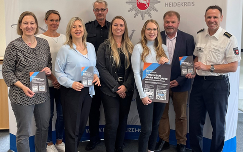 POL-HK: (Foto anbei) Gemeinsame Pressemitteilung der Stiftung Opferhilfe, des WEISSER RING e.V. und der Polizeiinspektion Heidekreis - Foto: presseportal.de