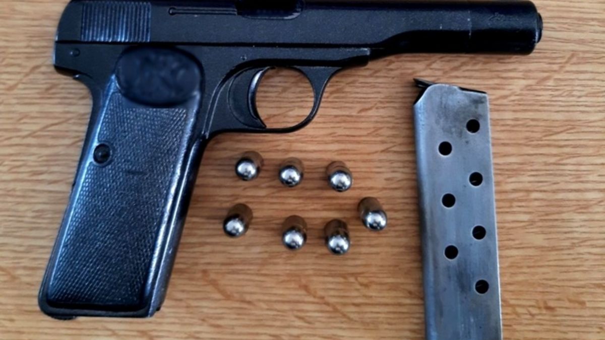 BPOL NRW: Bundespolizei Aachen zieht Fazit zu Kontrollen am Pfingstwochenende: eine geladene Kurzwaffe, Schleusungen, Haftbefehle und zahlreiche Zurückweisungen - Foto: presseportal.de