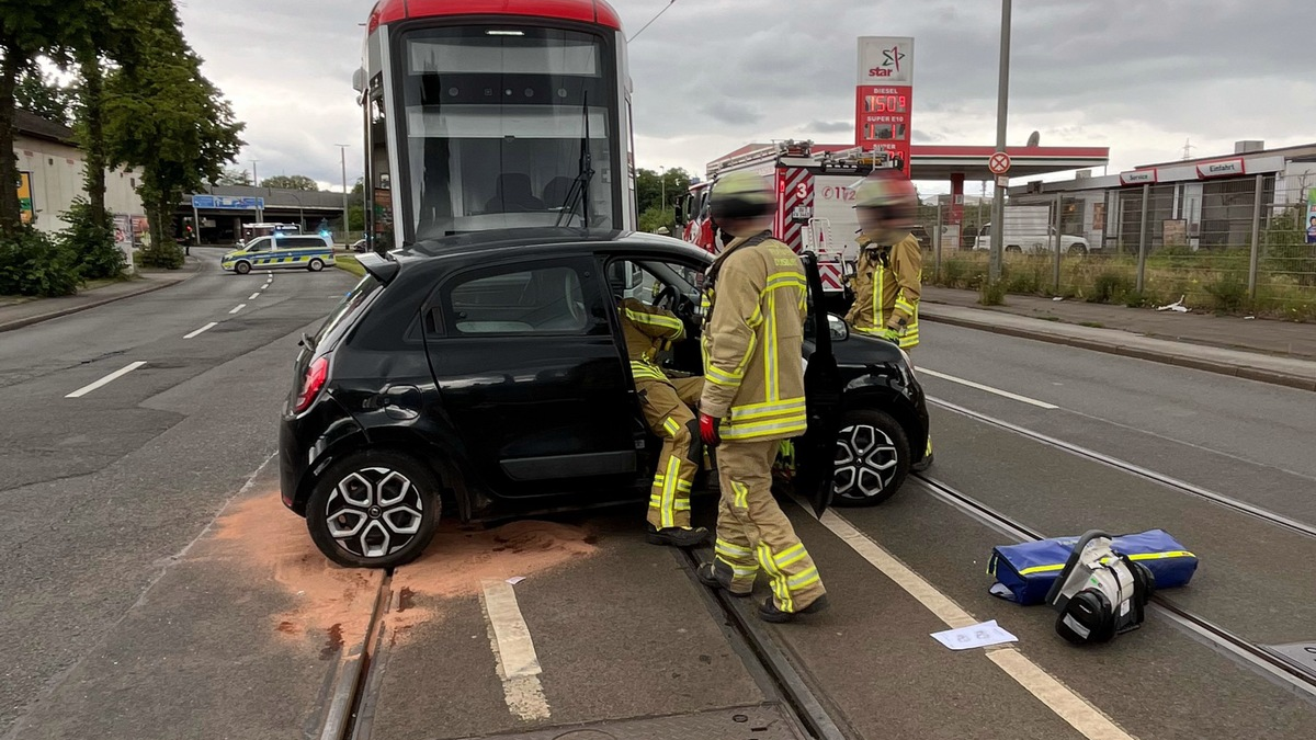 POL-DU: Beeck: Auto kollidiert mit Straßenbahn - Eine Verletzte - Foto: presseportal.de