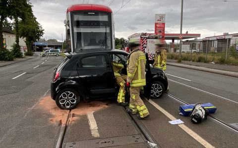 POL-DU: Beeck: Auto kollidiert mit Straßenbahn - Eine Verletzte - Foto: presseportal.de