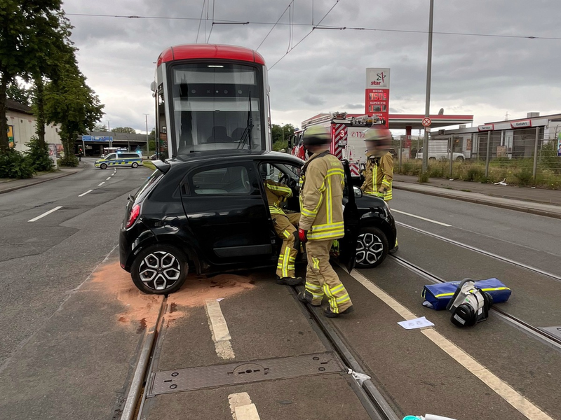 POL-DU: Beeck: Auto kollidiert mit Straßenbahn - Eine Verletzte - Foto: presseportal.de