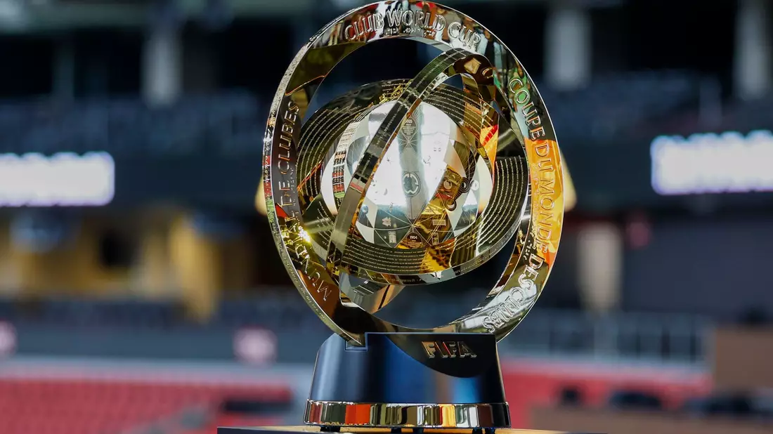 Die Trophäe für den Finalsieger am 13. Juli. - Bild: Miguel Martinez/Atlanta Journal-Constitution/AP/dpa