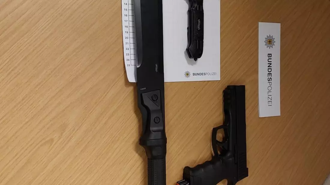 BPOL-BadBentheim: Schreckschusswaffe im Handschuhfach und Machete im Fußraum - Bild: presseportal.de