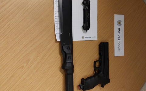 BPOL-BadBentheim: Schreckschusswaffe im Handschuhfach und Machete im Fußraum - Foto: presseportal.de