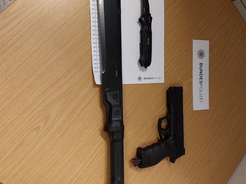 BPOL-BadBentheim: Schreckschusswaffe im Handschuhfach und Machete im Fußraum - Foto: presseportal.de