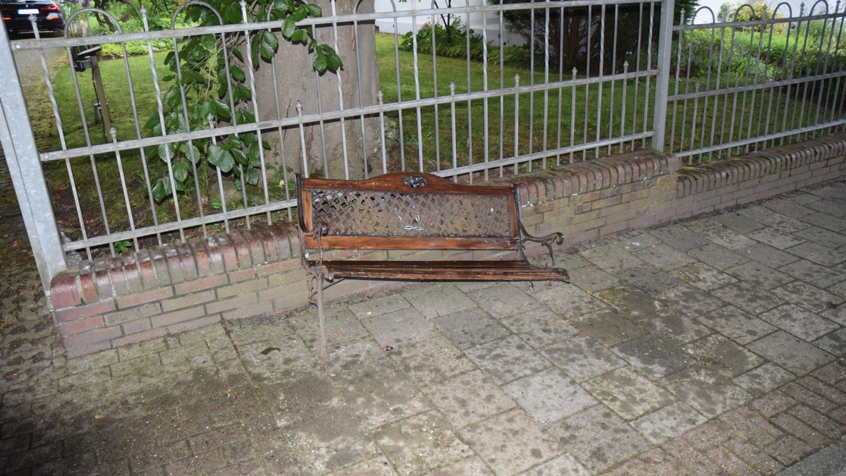 POL-WHV: Zeugenaufruf nach Beschädigung von Metallteilen an Parkbank in Varel - Foto: presseportal.de