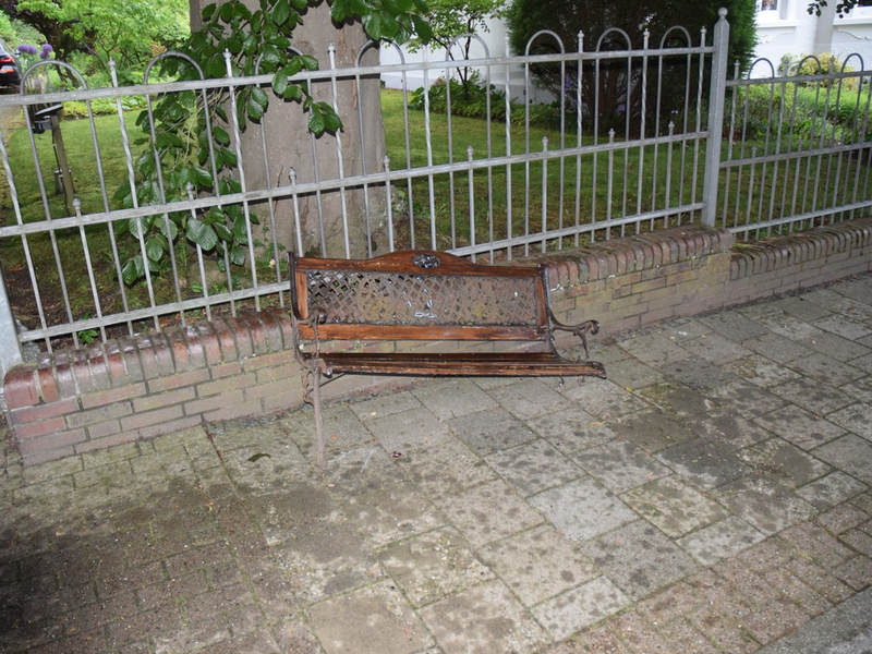 POL-WHV: Zeugenaufruf nach Beschädigung von Metallteilen an Parkbank in Varel - Foto: presseportal.de