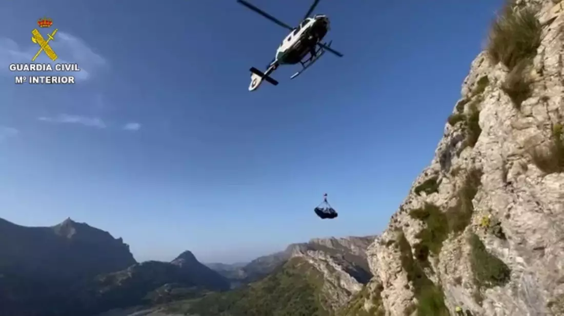 Eine beim Wandern auf Mallorca tödlich verunglückte Deutsche wird mit Hilfe eines Hubschraubers aus unwegsamem Gelände geborgen. - Bild: ---/Guardia Civil/dpa