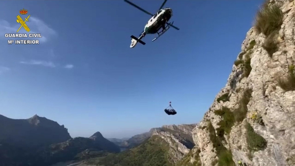 Eine beim Wandern auf Mallorca tödlich verunglückte Deutsche wird mit Hilfe eines Hubschraubers aus unwegsamem Gelände geborgen. - Foto: ---/Guardia Civil/dpa