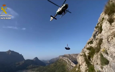 Eine beim Wandern auf Mallorca tödlich verunglückte Deutsche wird mit Hilfe eines Hubschraubers aus unwegsamem Gelände geborgen. - Foto: ---/Guardia Civil/dpa