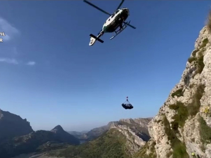 Eine beim Wandern auf Mallorca tödlich verunglückte Deutsche wird mit Hilfe eines Hubschraubers aus unwegsamem Gelände geborgen. - Foto: ---/Guardia Civil/dpa