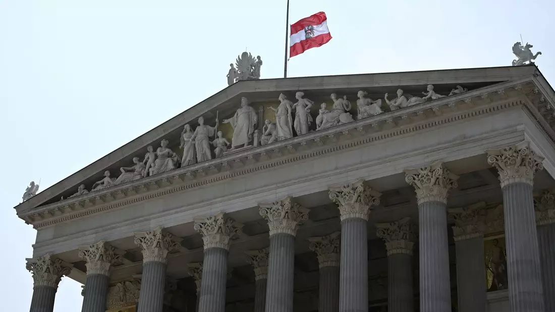Österreich verhängt dreitägige Staatstrauer. - Bild: Helmut Fohringer/APA/dpa