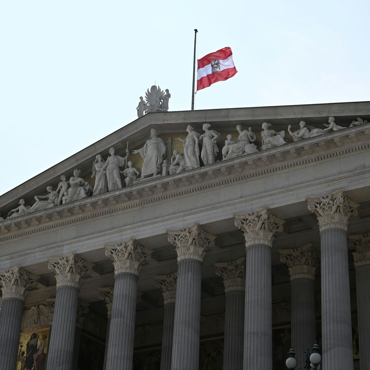 Österreich verhängt dreitägige Staatstrauer. - Foto: Helmut Fohringer/APA/dpa