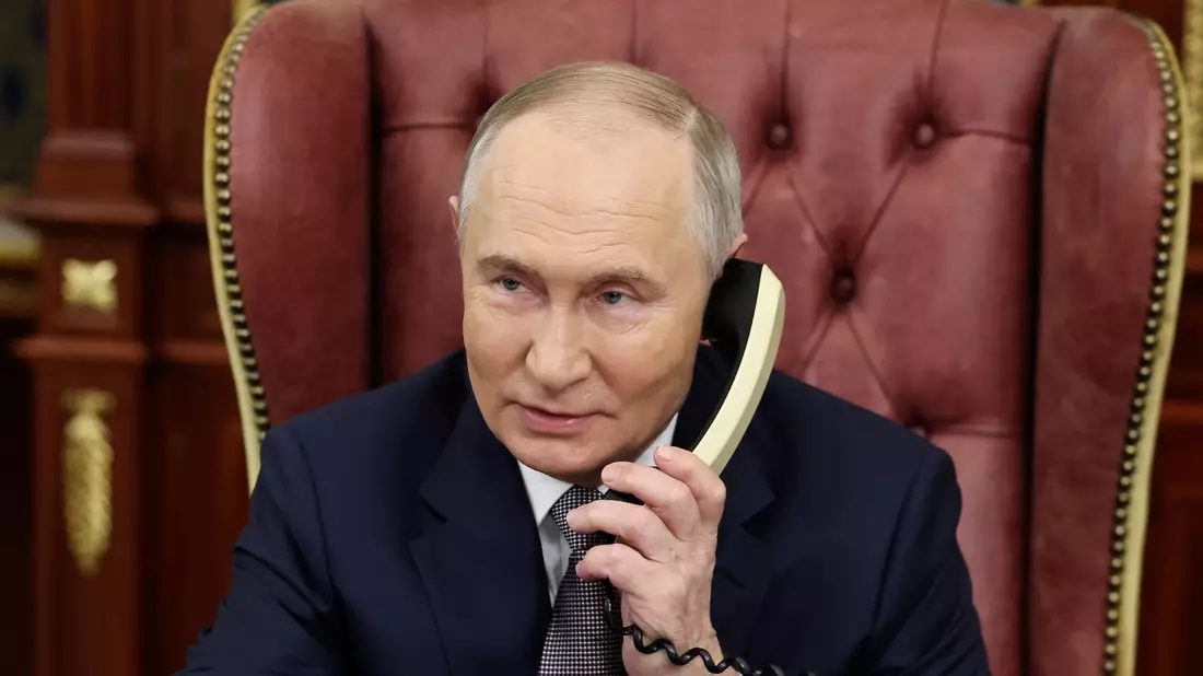 Kremlchef Putin telefoniert noch gern mit einem Schnurtelefon, für Russen mit Smartphone soll es aber neue Services unter staatlicher Aufsicht geben. (Archivbild) - Bild: Alexander Kazakov/Sputnik/Kremlin Pool/AP/dpa