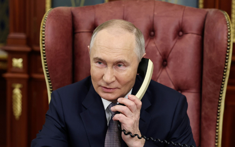 Kremlchef Putin telefoniert noch gern mit einem Schnurtelefon, für Russen mit Smartphone soll es aber neue Services unter staatlicher Aufsicht geben. (Archivbild) - Foto: Alexander Kazakov/Sputnik/Kremlin Pool/AP/dpa