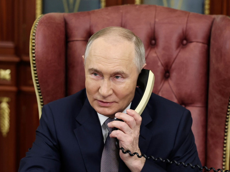 Kremlchef Putin telefoniert noch gern mit einem Schnurtelefon, für Russen mit Smartphone soll es aber neue Services unter staatlicher Aufsicht geben. (Archivbild) - Foto: Alexander Kazakov/Sputnik/Kremlin Pool/AP/dpa