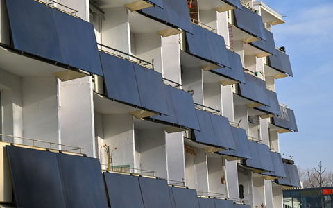 Balkonkraftwerke boomen - inzwischen gibt es eine Million der kleinen Solaranlagen. - Foto: Martin Schutt/dpa