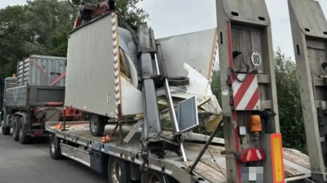 POL-OF: Über 100.000 Euro Sachschaden: Lkw-Ladekran blieb an Brücke hängen - Bild: presseportal.de