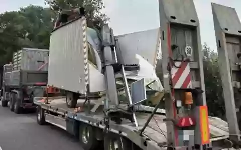 POL-OF: Über 100.000 Euro Sachschaden: Lkw-Ladekran blieb an Brücke hängen - Foto: presseportal.de