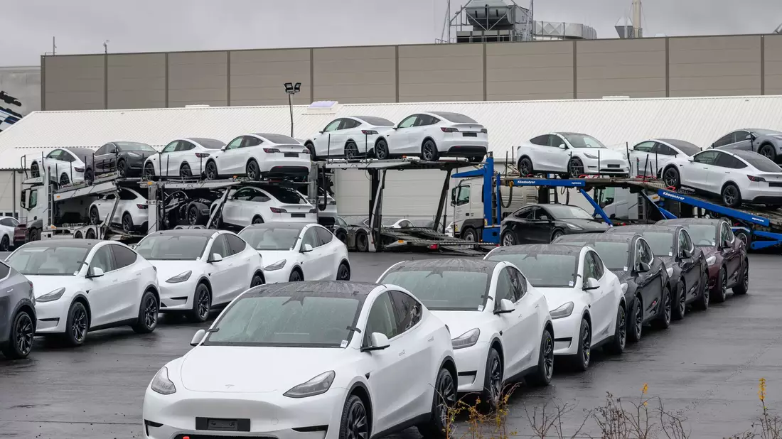 Tesla will als Robotaxis nach bisherigen Angaben zunächst handelsübliche Fahrzeuge des Typs Model Y einsetzen. (Archivbild) - Bild: Patrick Pleul/dpa