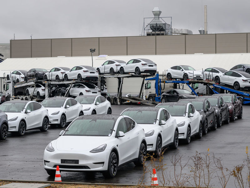Tesla will als Robotaxis nach bisherigen Angaben zunächst handelsübliche Fahrzeuge des Typs Model Y einsetzen. (Archivbild) - Foto: Patrick Pleul/dpa