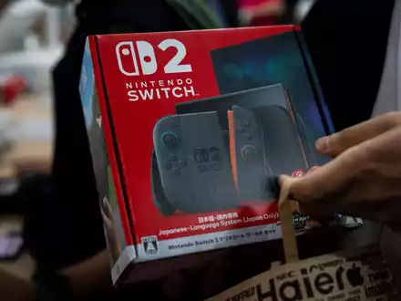 Bei der Switch 2 gibt es zum Teil immer noch Engpässe und Wartezeiten. (Archivbild) - Foto: Louise Delmotte/AP/dpa