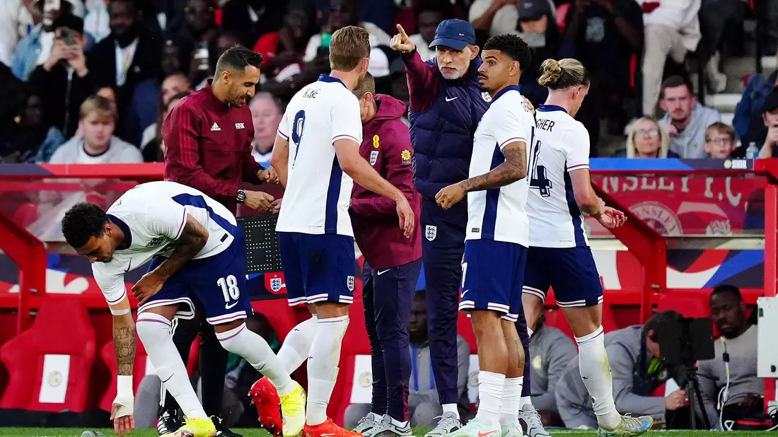 Englands Trainer Thomas Tuchel (M) konnte mit der Leistung seiner Spieler gegen das Team aus Senegal nicht zufrieden sein. - Bild: Mike Egerton/PA Wire/dpa