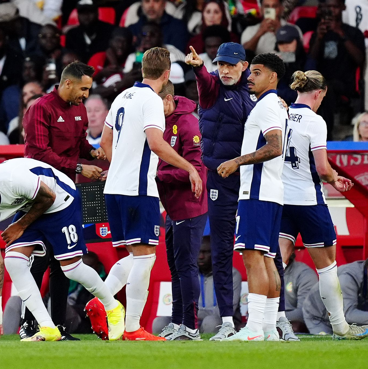 Englands Trainer Thomas Tuchel (M) konnte mit der Leistung seiner Spieler gegen das Team aus Senegal nicht zufrieden sein. - Foto: Mike Egerton/PA Wire/dpa