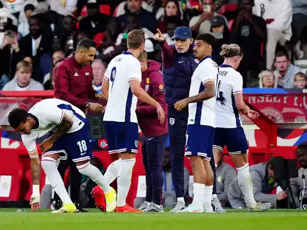 Englands Trainer Thomas Tuchel (M) konnte mit der Leistung seiner Spieler gegen das Team aus Senegal nicht zufrieden sein. - Foto: Mike Egerton/PA Wire/dpa