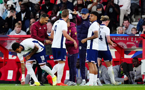 Englands Trainer Thomas Tuchel (M) konnte mit der Leistung seiner Spieler gegen das Team aus Senegal nicht zufrieden sein. - Foto: Mike Egerton/PA Wire/dpa