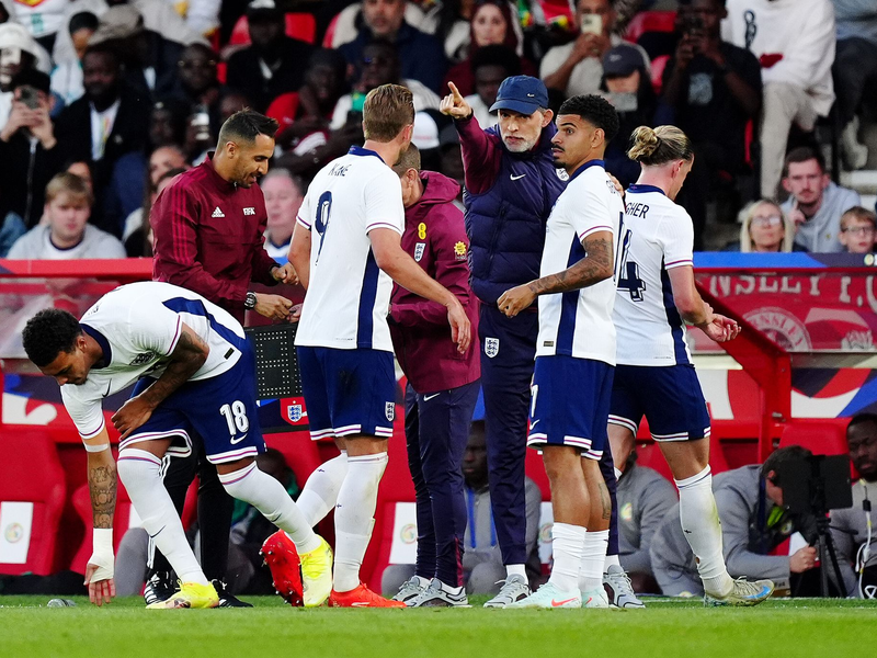 Englands Trainer Thomas Tuchel (M) konnte mit der Leistung seiner Spieler gegen das Team aus Senegal nicht zufrieden sein. - Foto: Mike Egerton/PA Wire/dpa