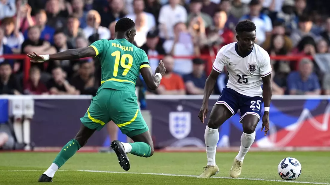 Englands Bukayo Saka (rechts) tat sich mit seinem Team gegen Senegal schwer - Bild: Nick Potts/PA Wire/dpa