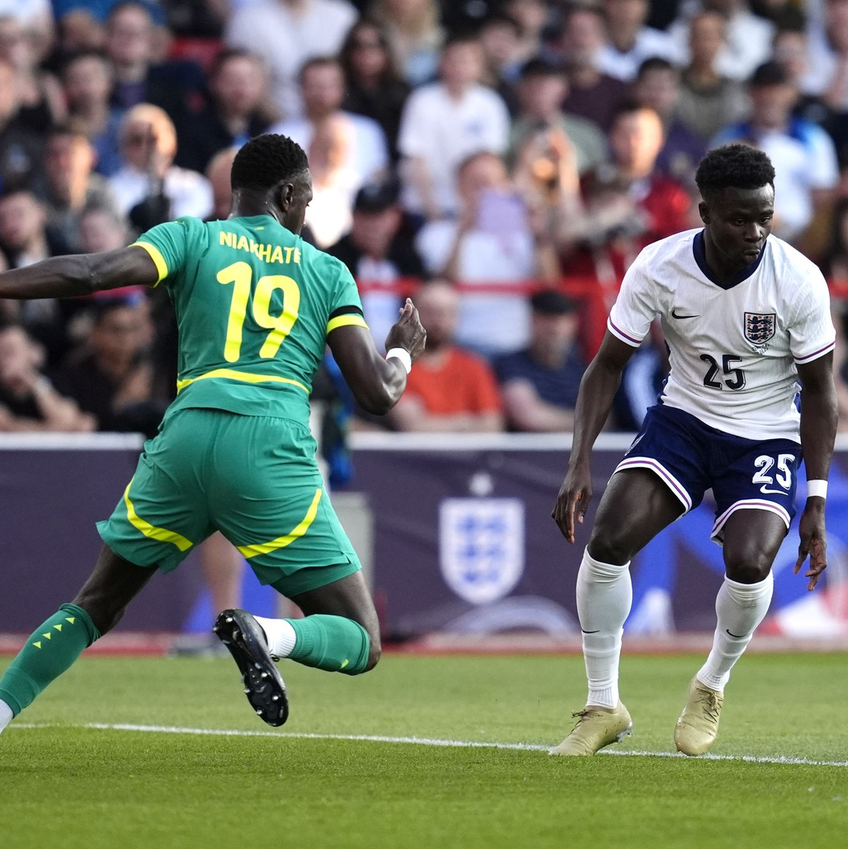 Englands Bukayo Saka (rechts) tat sich mit seinem Team gegen Senegal schwer - Foto: Nick Potts/PA Wire/dpa